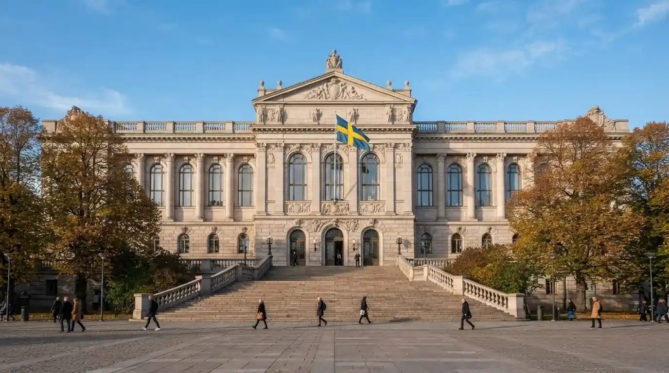 Statelig offentlig bygning i lys stein med et norsk flagg og brede trapper, klar høstdag
